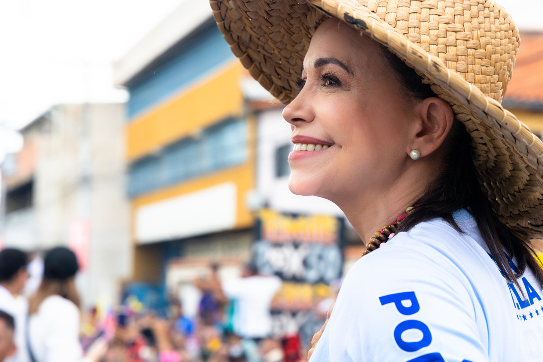 María Corina Machado con la bandera venezolana